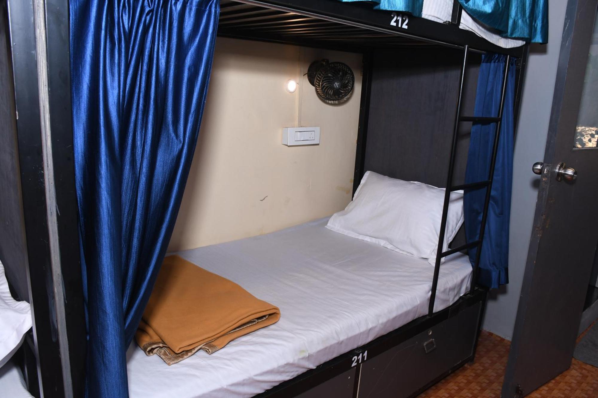 New Dormitory Afra มุมไบ ภายนอก รูปภาพ